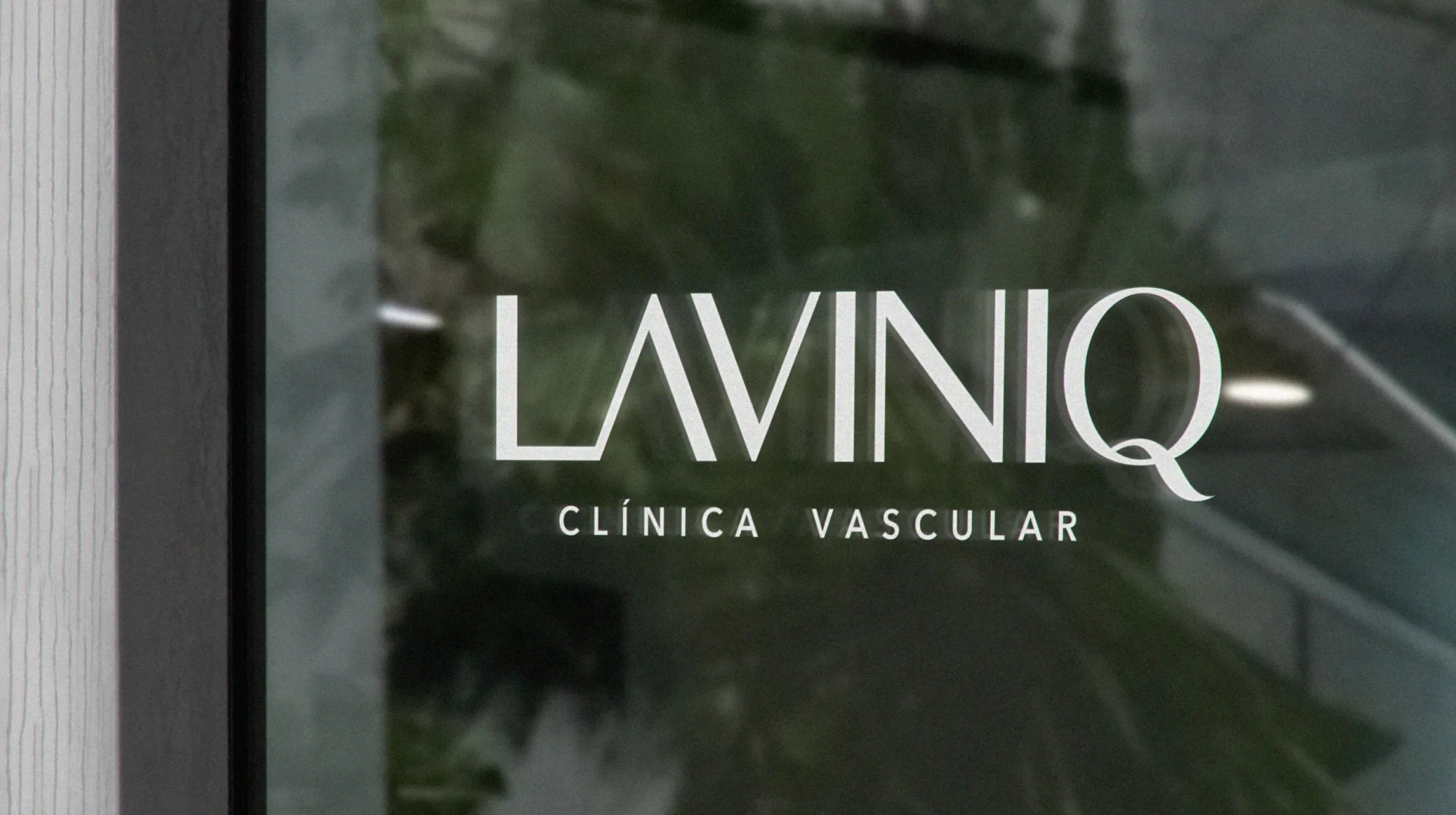 Vitrine da Clínica Laviniq com o logo Laviniq Clínica Vascular